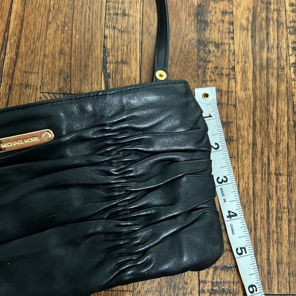Vintage michael Michael Kors Bag Leather black ruched crossbody Gold Hardware - Picture 15 of 15